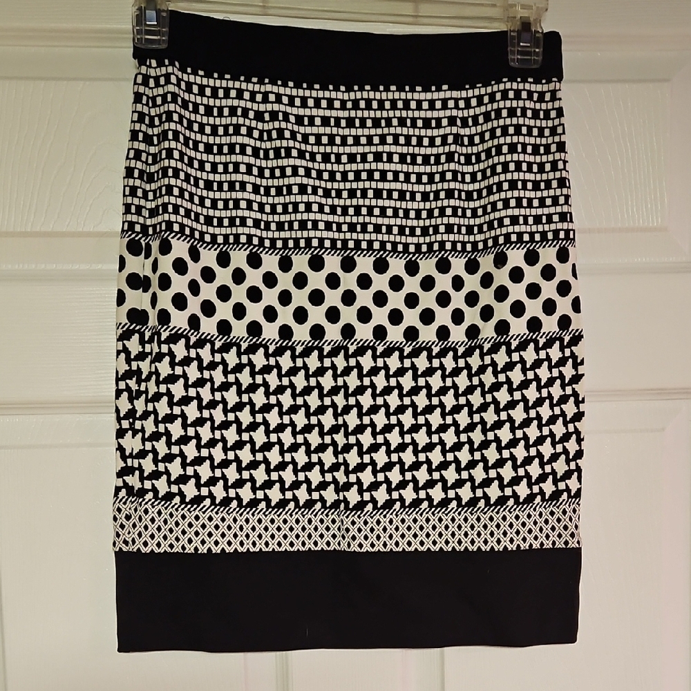 Stylish Black and White Patterned Skirt